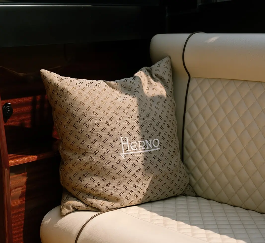 interni e cuscini firmati Herno per Aurum Journey